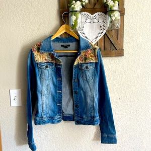 Jean jacket with flower prints on shoulders